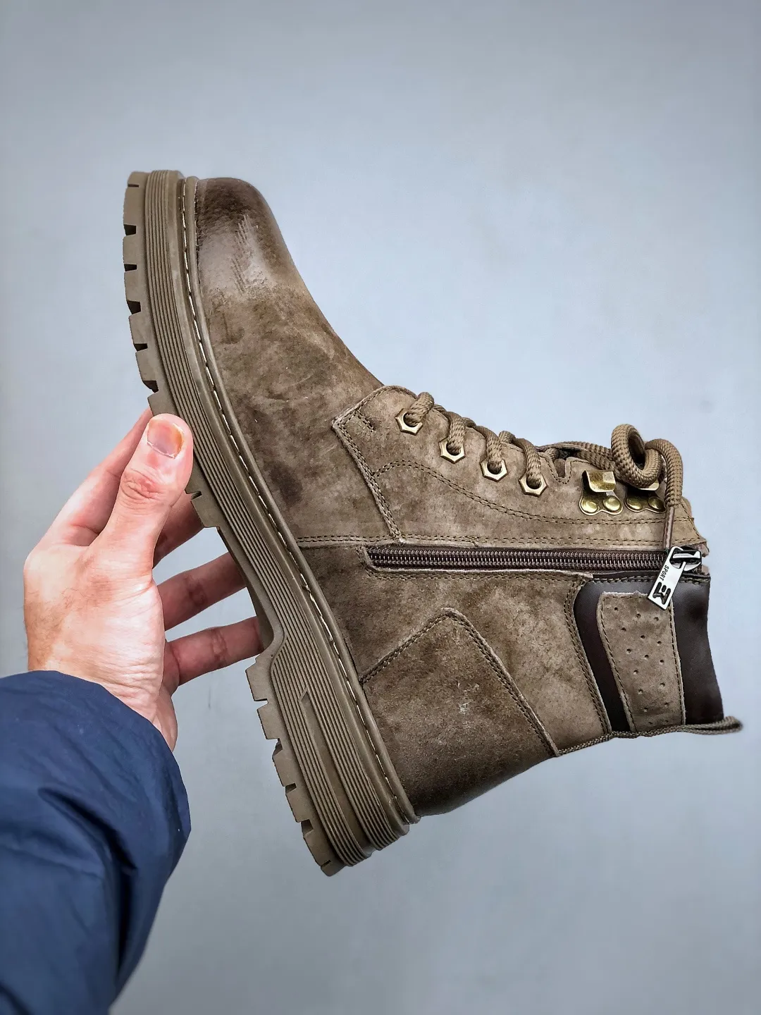Local 💰560 support store opening new goods 🚀 #Timberland Timberland/Timberland New autumn and winter products Must-have outdoor casual rhubarb boots series for autumn and winter #Guangdong Dachang quality Original box original packaging Fashion and trend matching The fabric is made of Italian 🇮🇹 top matte fine-grained cowhide Light outsole with anti-odor and anti-corrosion genuine leather latex insoles From the outsole to the hardware, all are made from OEM raw materials Same as the original Goodyear's never-opening glue process. Good products don't kill pigs. The quality of the first order is strictly controlled. Exclusively released on the entire network. The quality is beyond doubt. The full set of official website unified packaging gives you a perfect wearing experience. The quality is exquisite and durable. A must-have for sportsmen. Specializes in not looking handsome. High-quality feet feel first-class. This winter, it is specially used for outdoor cold protection. Daily casual matching. Size: 38-44 (leather shoe size)